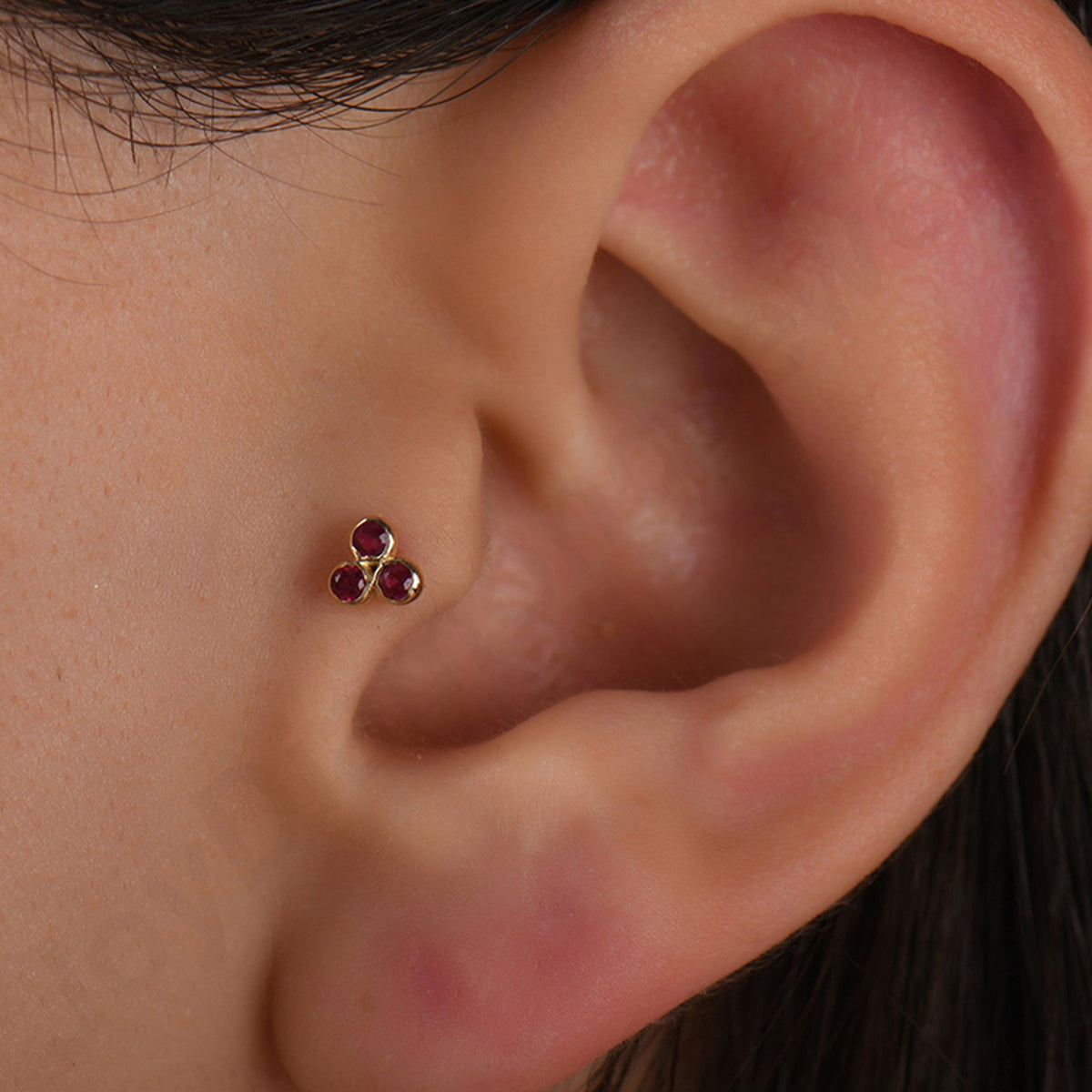 0,09 Karat Üç Taşlı Yakut Piercing