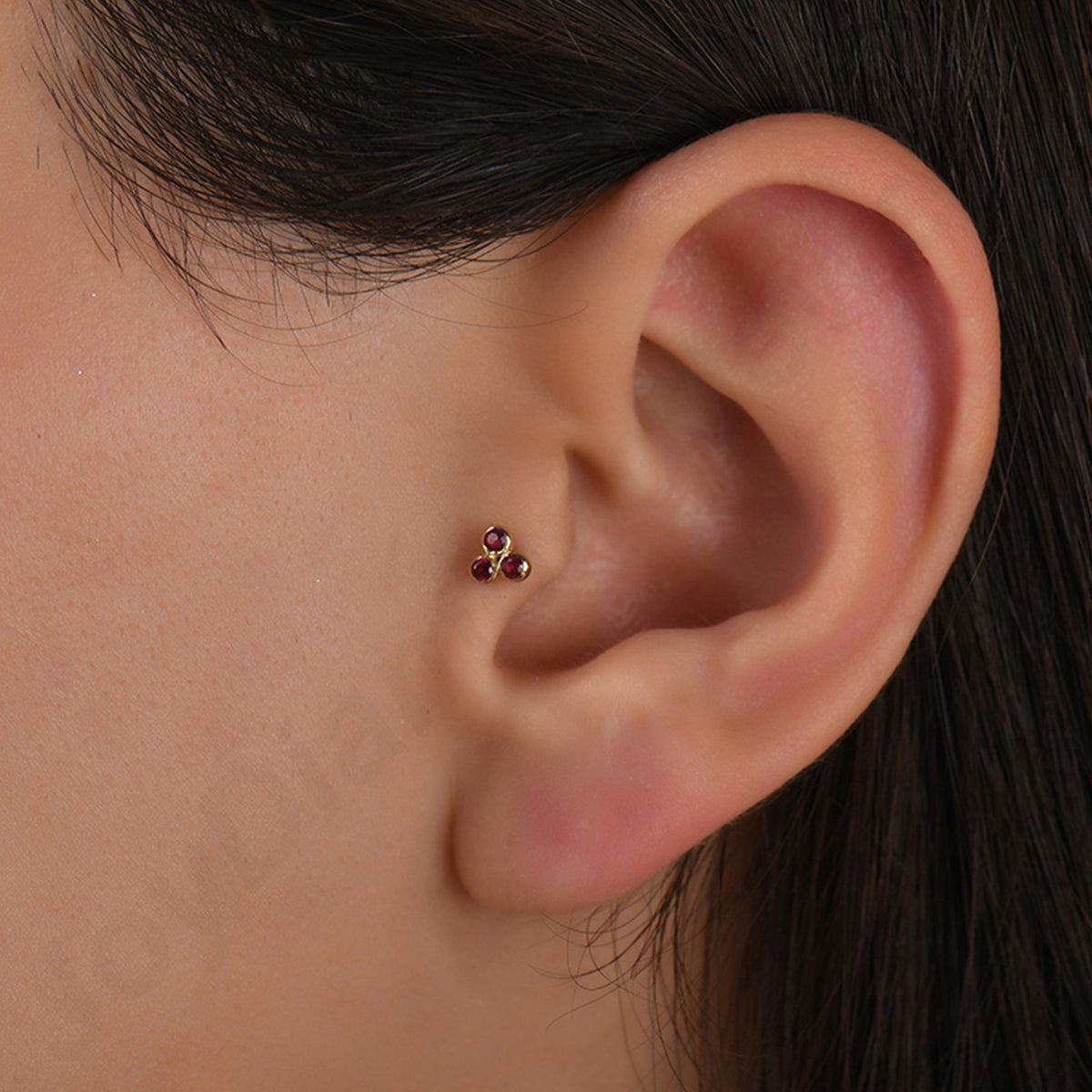 0,09 Karat Üç Taşlı Yakut Piercing