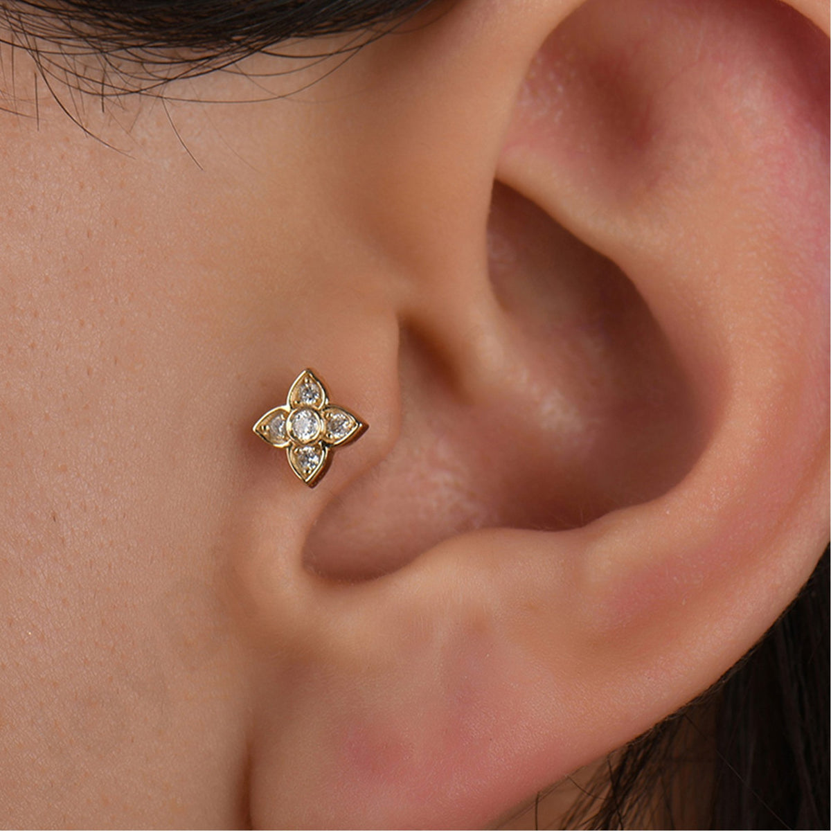0,08 Karat Çiçek Pırlanta Piercing