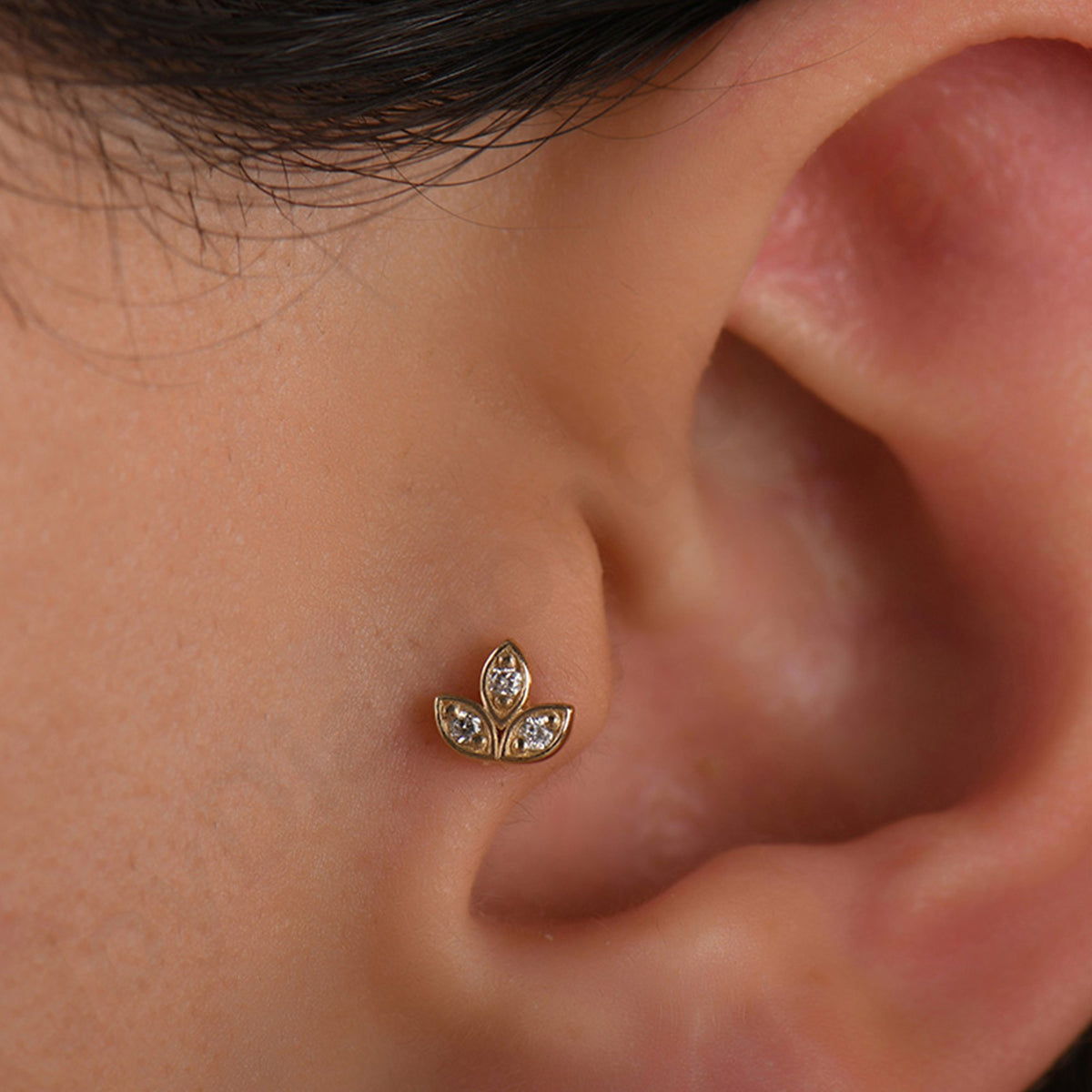 0,03 Karat Üç Yaprak Pırlanta Piercing