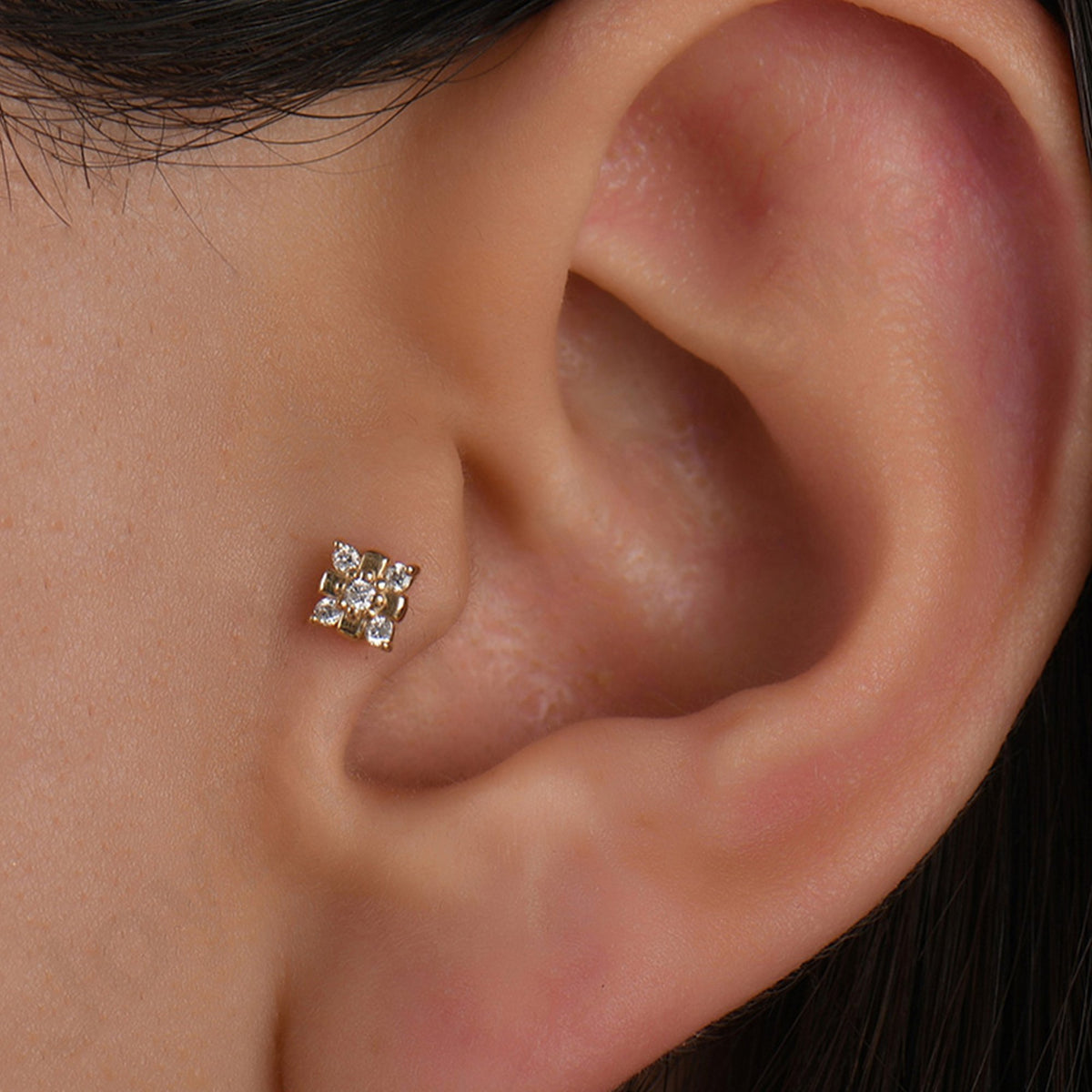 0,04 Karat Çiçek Pırlanta Piercing