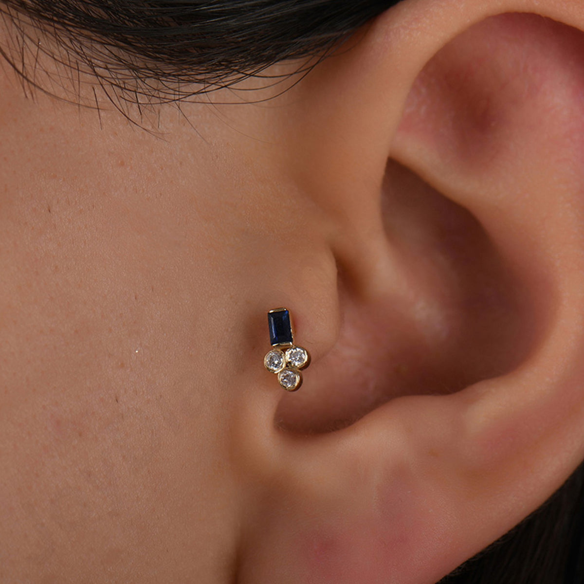 0,09 Karat Safir Baget Pırlanta Piercing